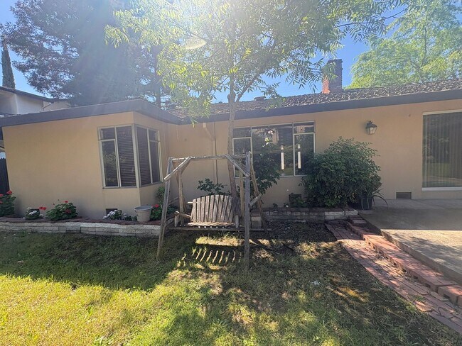 Building Photo - IMMEDIATE MOVE IN! Charming Vintage Sacramento 3 Bed / 1.5 Bath Home with Large Private Yard