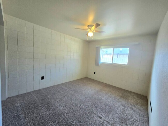 Building Photo - 706 2nd St