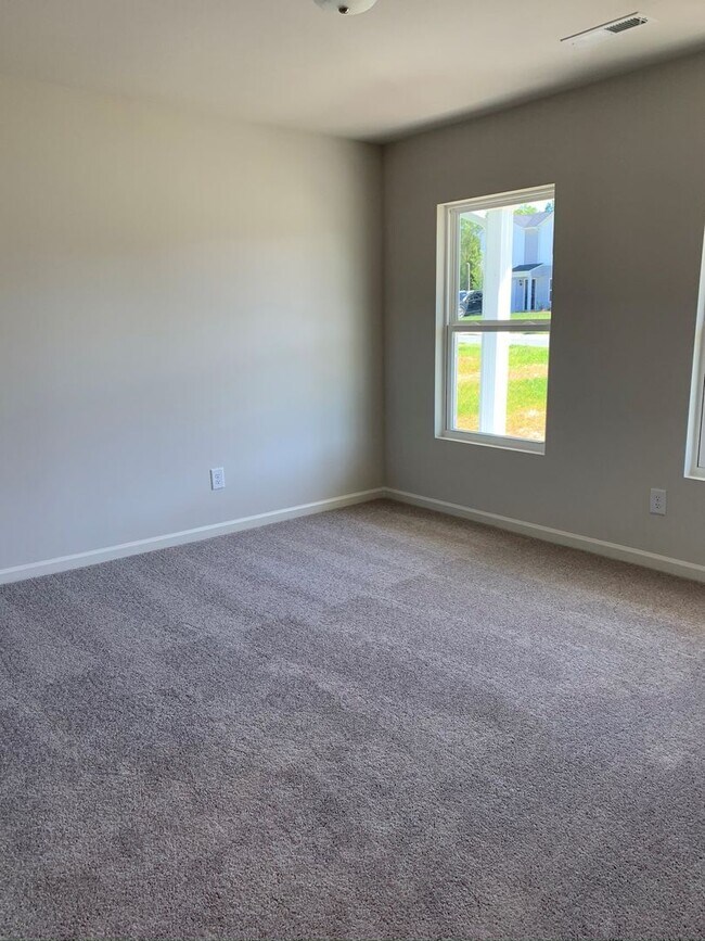 Building Photo - Four Bedroom Home!