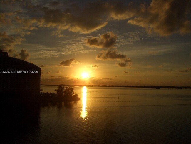 Building Photo - 999 Brickell Bay Dr