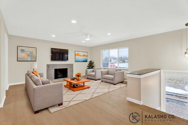 Building Photo - 3BD | 3BTH - HOT TUB - WATER FRONT - NEWLY RENOVATED - ON SYLVAN LAKE