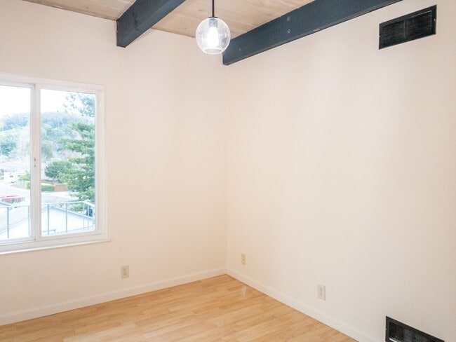 Building Photo - Tranquil Top Floor 1BR/1BA Unit! Large Private Balcony! Tam Valley! Parking! Laundry! Storage! PR...