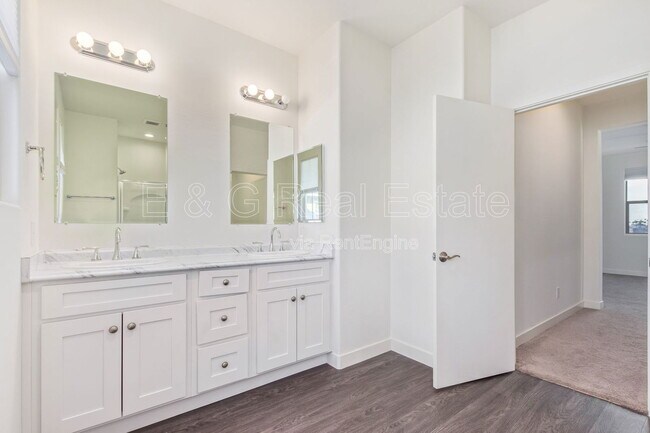 Building Photo - 3218 W Glendale Ave