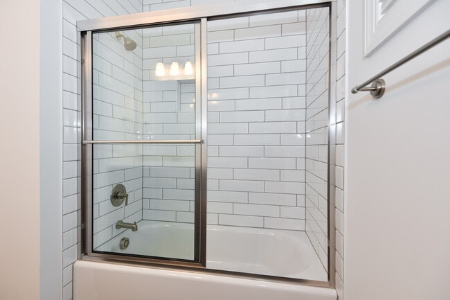 Building Photo - 1739 Crest Rd