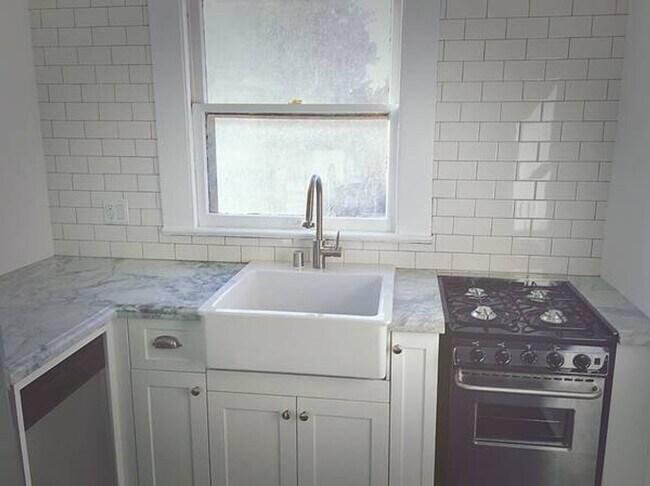 Building Photo - A Charming 2 Bed / 1 Bath with Bonus Space in Prime Echo Park Location