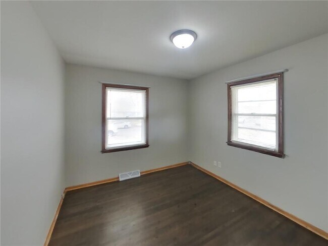 Building Photo - 1633 Sherwood Ave