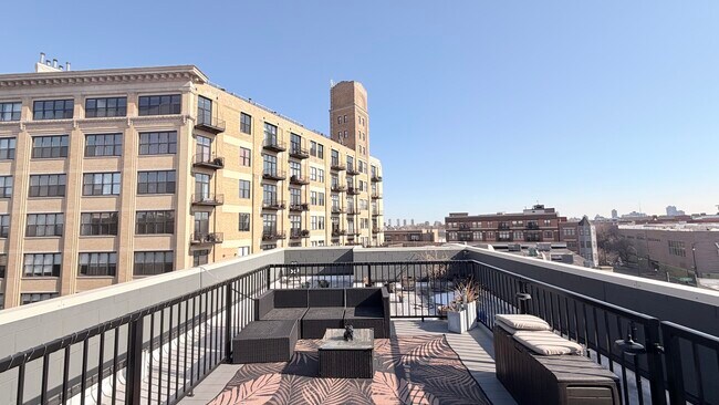 Building Photo - 3244 N Lincoln Ave