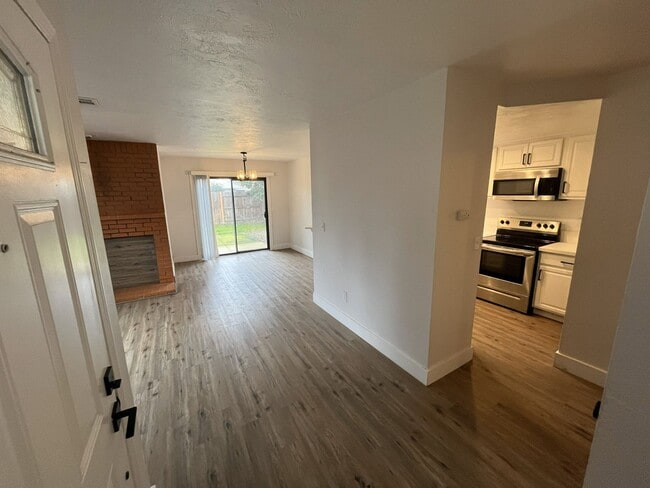 Building Photo - 3 bedroom, 3 bathroom home in the heart of Elk Grove