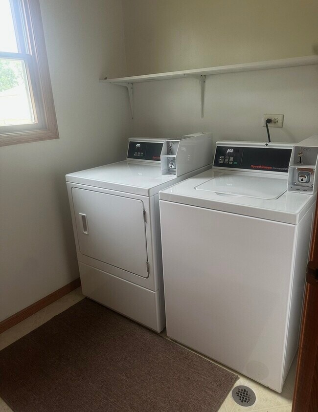 Building Photo - 465-479 N School St