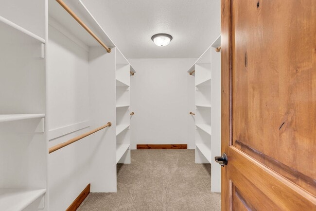 Building Photo - Stunning Mountain Retreat