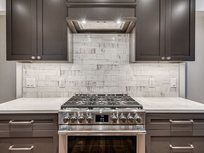 Building Photo - Luxury Living in the Heart of Tulsa