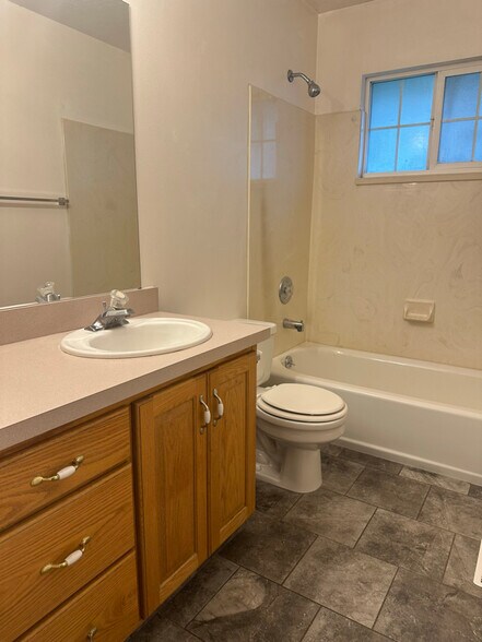 Building Photo - 988 E 900 S