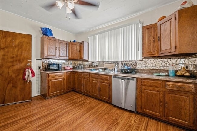 Building Photo - 152 Glen St