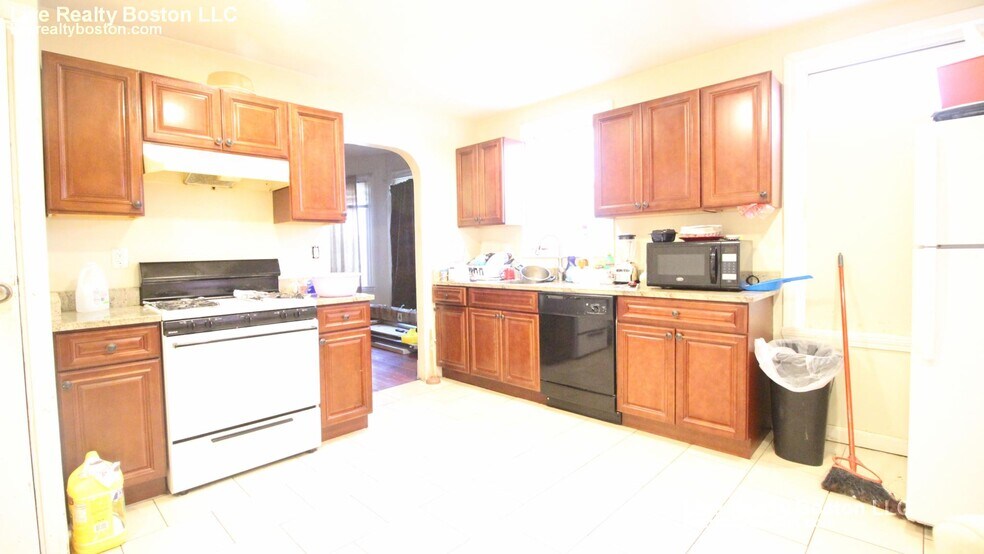 Primary Photo - 24 Everett St