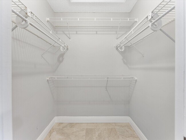 Building Photo - 1821 NE 40th Ct