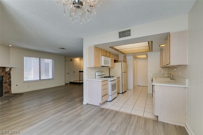 Building Photo - 2127 Pine Breeze Ln