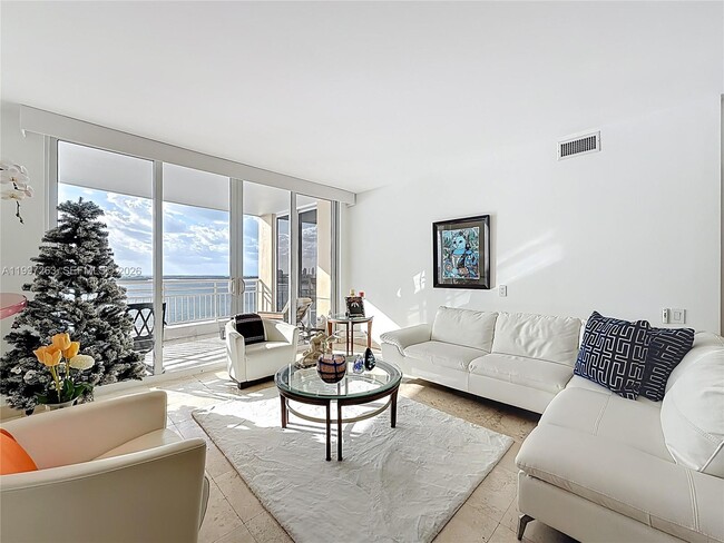 Building Photo - 808 Brickell Key Dr