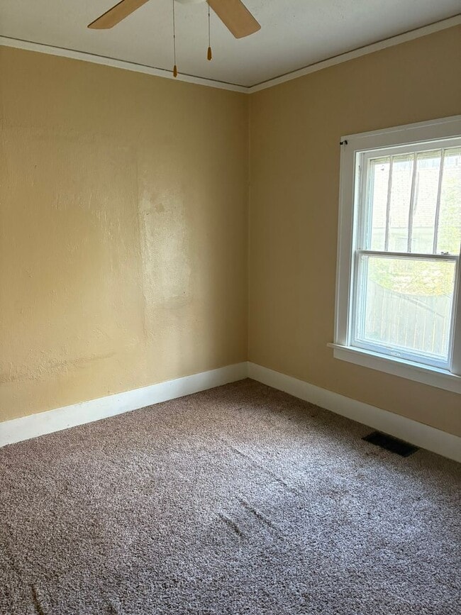 Building Photo - 2 BR house w garage, CA, fireplace