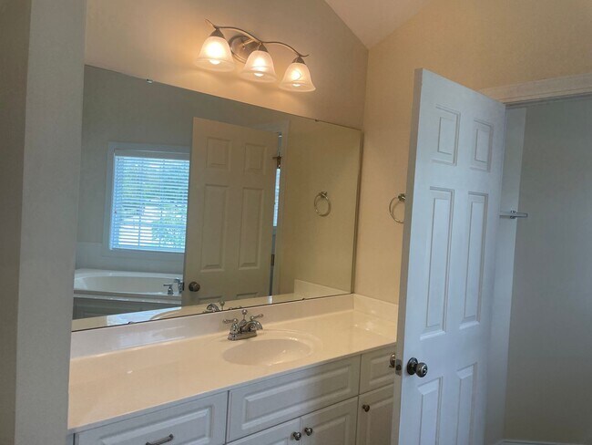 Building Photo - Outstanding Five Bedroom Three Full Bathro...