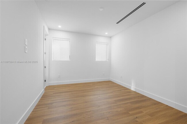 Building Photo - 807 SW 12th Ave