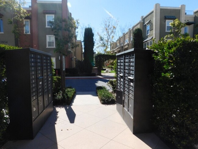 Building Photo - Beautiful Tri Level 2 Bed 2.5 Bath Single ...