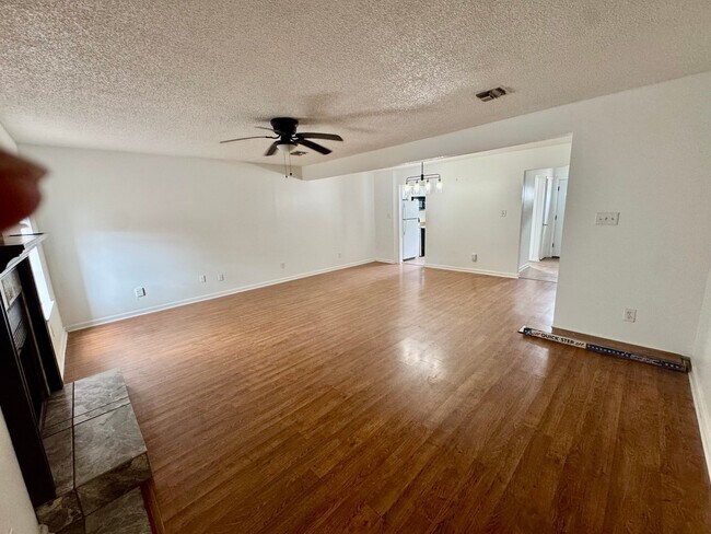 Building Photo - 127 E Pamela Dr