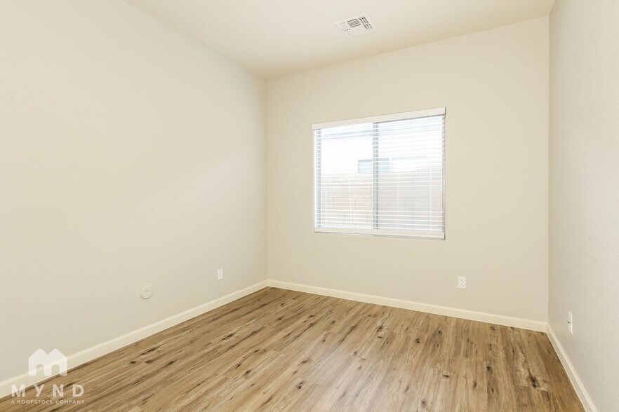 Building Photo - 11747 W Jessie Ln