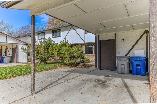 Building Photo - 2 Bedroom 1.5 Bathroom 4 plex