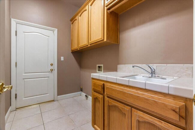 Building Photo - West Bakersfield Custom Home for Rent Available Now!