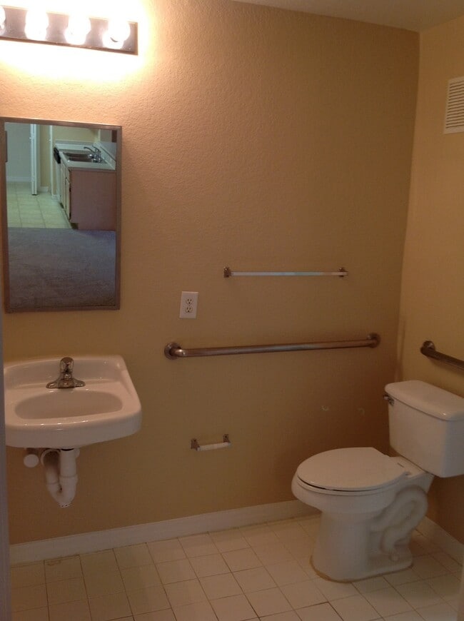 Building Photo - First Floor 2/2 in Gated Cypress Fairway !!