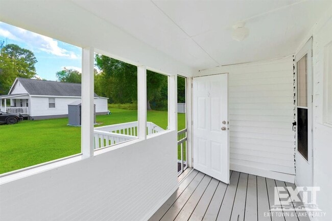 Building Photo - Newly Renovated 2 Bedroom 1 Bath in La Cro...
