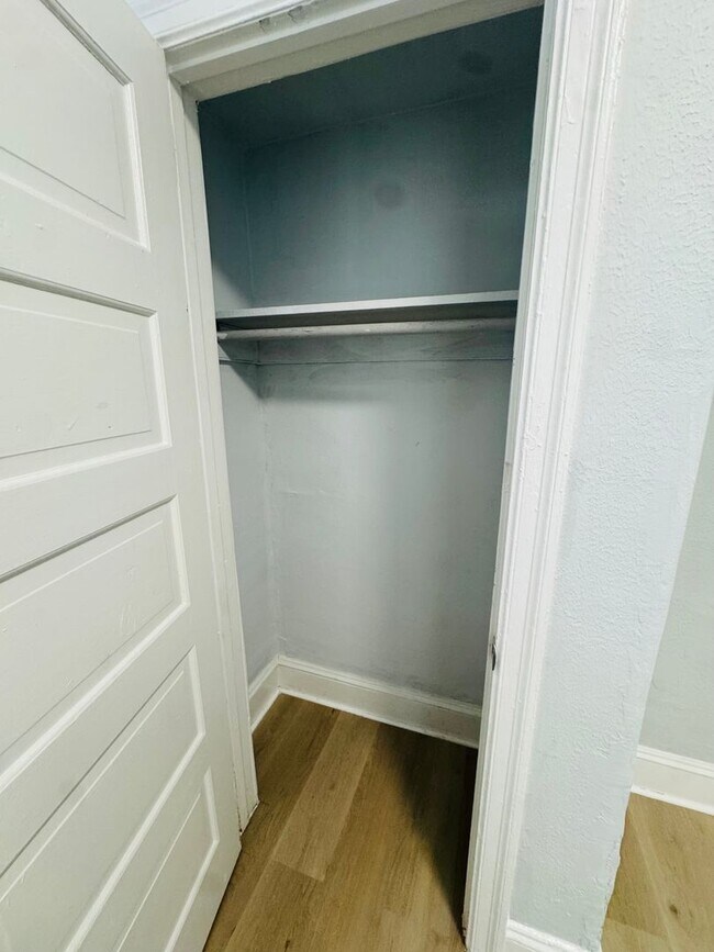Building Photo - Remodeled 3bd/1 House with Rear yard!! SEC...