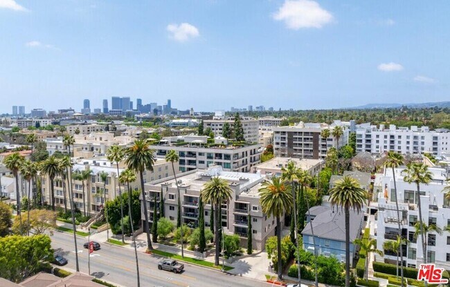 Building Photo - 439 N Doheny Dr