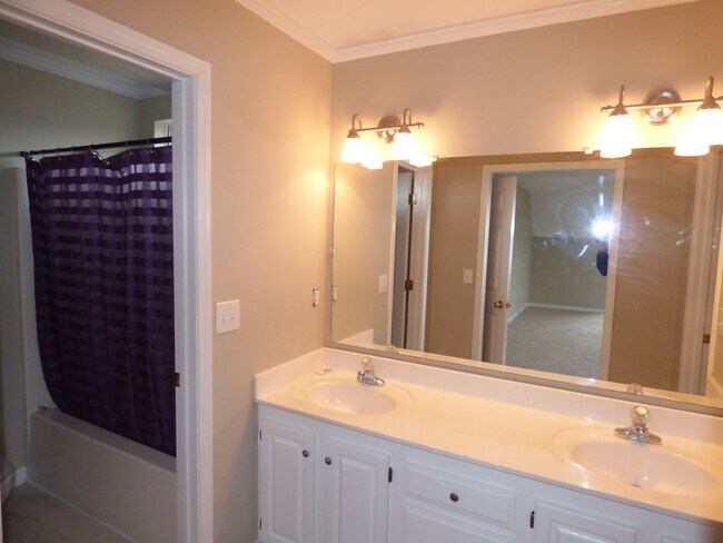 Building Photo - 205 Brookhollow Dr