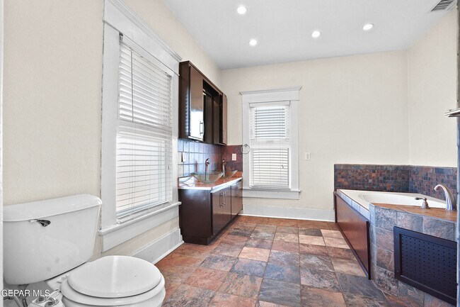 Building Photo - 711 Upson Dr