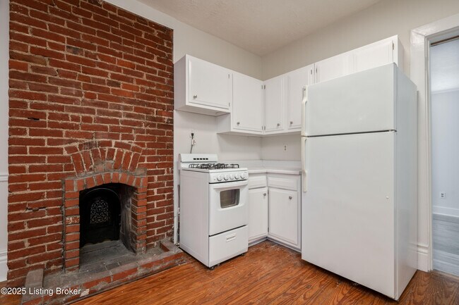 Building Photo - 1704 Rosewood Ave