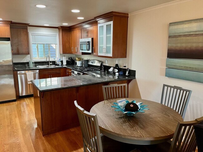 Building Photo - Queen Anne Townhome