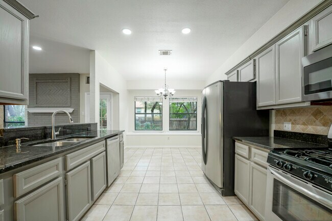 Building Photo - 903 Oaklands Dr