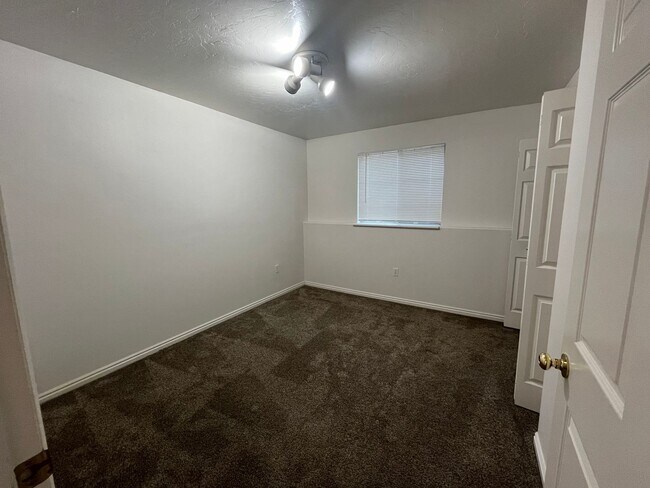Building Photo - Cute two bedroom apartment for rent in Pro...