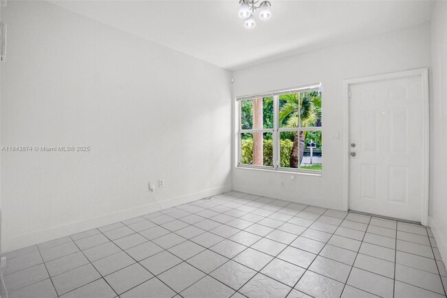 Building Photo - 980 SW 6th Pl