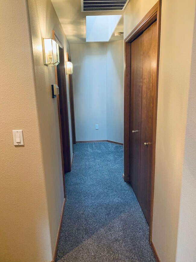 Building Photo - Beautiful Updated Townhome overlooking Mea...