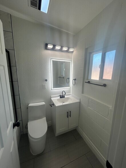 Unit B - 210 W Monroe Ave