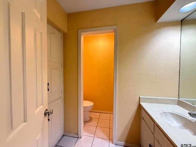 Building Photo - 2304 Deanna Ave