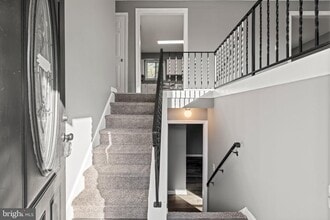 Building Photo - 2344 Fernwood Ave