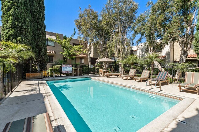 Building Photo - "Coming Soon" Awesome corner 2 Bedroom 2 Bath Townhome with large private patio (AC/Pool/Gated Pa...