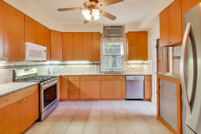 Building Photo - 916 Pleasant St