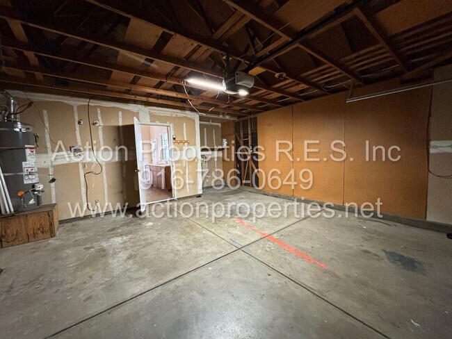 Building Photo - Cozy 3 Bed, 2 Bath - Single Story - New Paint - Large Garage - Close to Shopping, Schools and Parks!