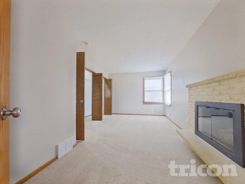 Building Photo - 3301 Skyview Dr