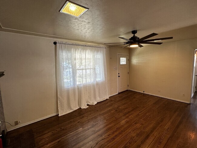 Building Photo - ***Available late-July*** Charming Home in...