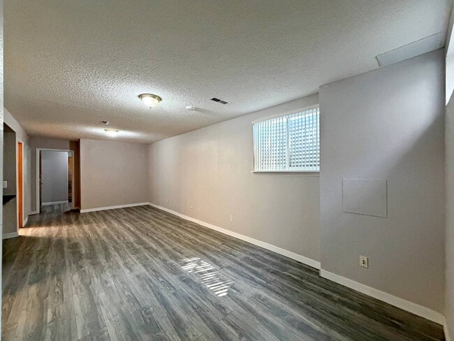 Building Photo - 5-Bedroom Aurora Home with Smart Layout & Private Lower-Level Entrance